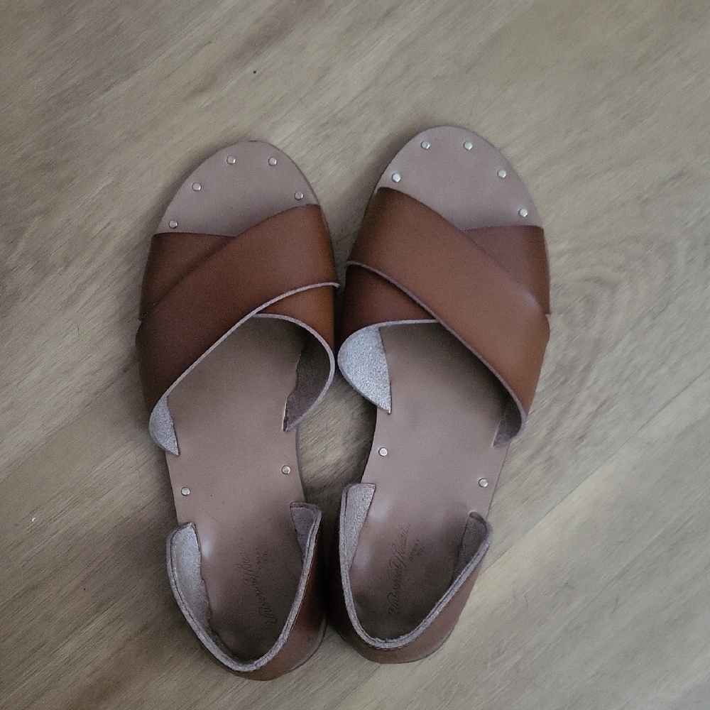 Universal Thread Brown Sandals with Cross-Over Straps